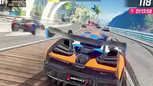 سيارة مكلارين برتقالية في سباق حماسي داخل لعبة Asphalt 9 Legends