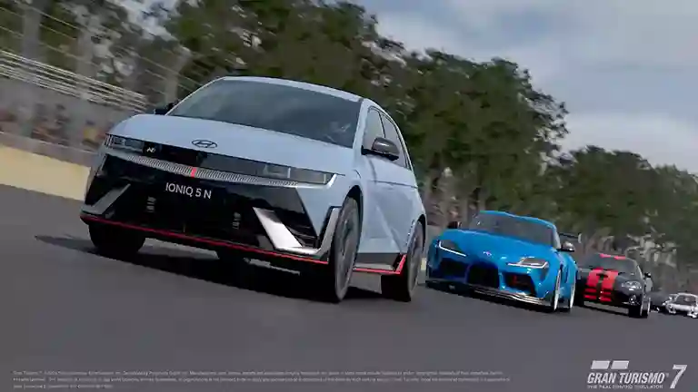 الصورة تضم شكرين من داخل لعبة سباقات السيارات الشهيرة لعبة Gran Turismo 7