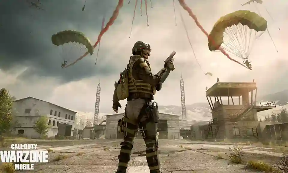 صورة تظهر جنديًا يرتدي خوذة عسكرية ويقف في ساحة معركة حضرية من لعبة Call of Duty Warzone Mobile