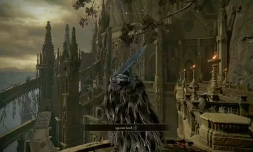 صورة من داخل لعبة Elden Ring: Shadow of the Erdtree تُظهر شخصية اللاعب وهو يواجه زعيمًا ضخمًا في بيئة مظلمة ومليئة بالتفاصيل.


