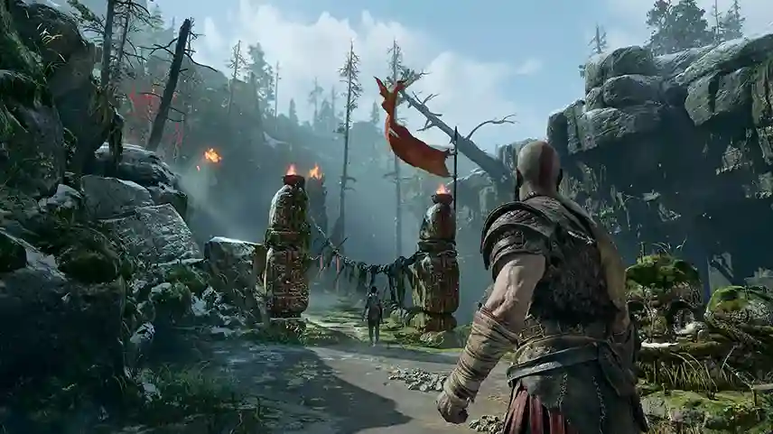 هذه الصورة عبارة عن صورة لكريتوس وابنه أتريوس في غابة ثلجية من لعبة God of War على بلاي ستيشن 4