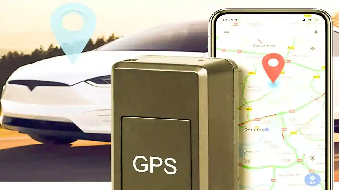 الصورة تضم جهاز GPS تتبع السيارة وخطوات وطريقة برمجة جهاز التتبع للسيارات تشمل تركيب الشريحة، إرسال أوامر SMS، واستقبال موقع السيارة على الهاتف في الوقت الحقيقي.