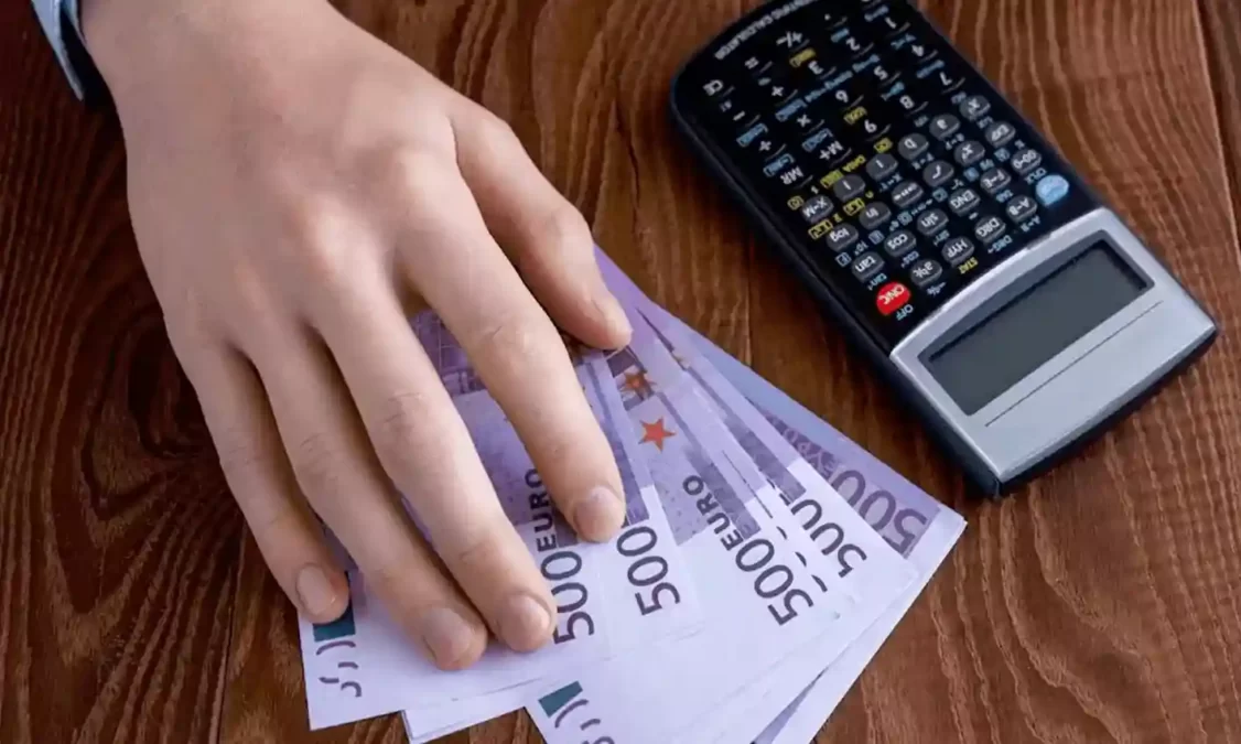 الصورة تتضمن بعض الأموال وألة حاسبة وقيمة الربح الذي يُمكن تحقيقه