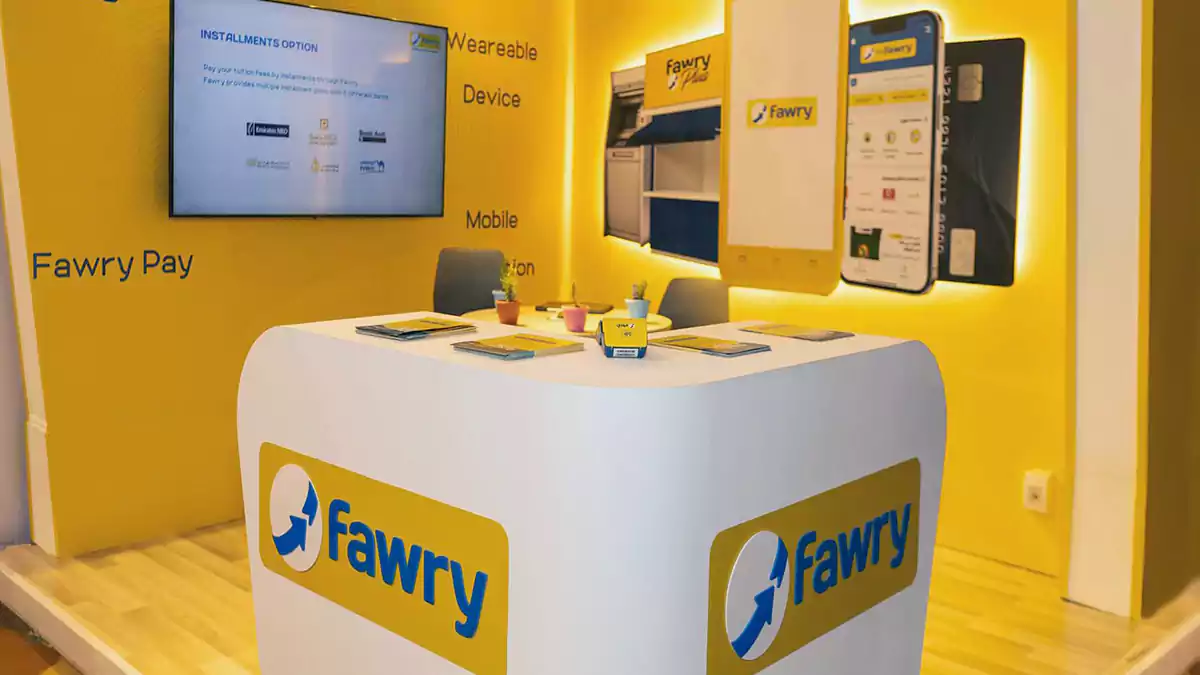 الصورة عبارة عن صورة من داخل أحد مكاتب فوري fawry وشرح شامل لكيفية إنشاء حساب فوري خطوة بخطوة Fawry بالموبايل وأنواع الحسابات، المستندات المطلوبة، طريقة استلام الأرباح ووسائل الدفع في مصر.