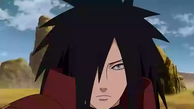 مادارا أوتشيها من أنمي Naruto يستخدم تقنيات Sharingan وRinnegan، يظهر قوته الخارقة وسرعته العالية أثناء مواجهة خصومه.
