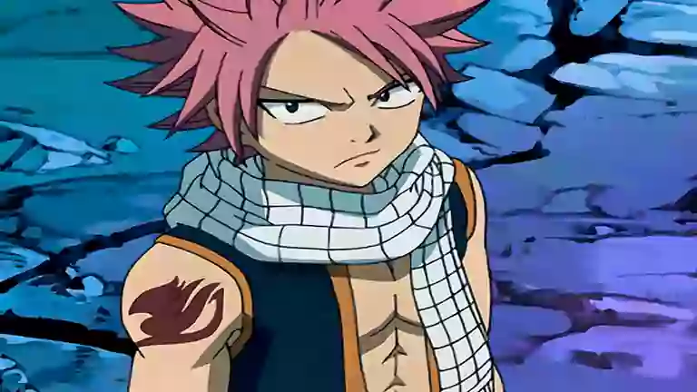 ناتسو دراغنيل من أنمي Fairy Tail يستخدم قدراته في النار، يظهر قوته الخارقة وروحه القتالية العالية أثناء مواجهة الأعداء.