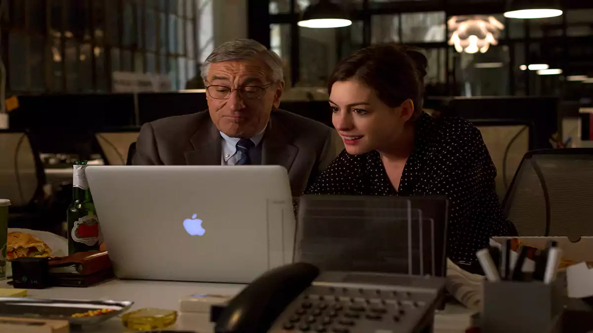 لقطة من فيلم The Intern توضح بيئة العمل، فيلم مناسب لتعلم الإنجليزية للمبتدئين مترجم.