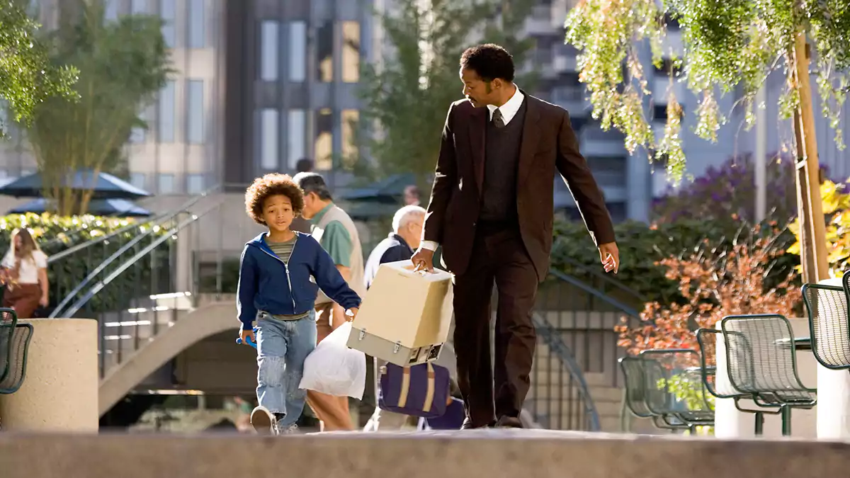 مشهد من فيلم The Pursuit of Happyness، فيلم ملهم لتعلم اللغة الإنجليزية للمبتدئين مع ترجمة عربية دقيقة.