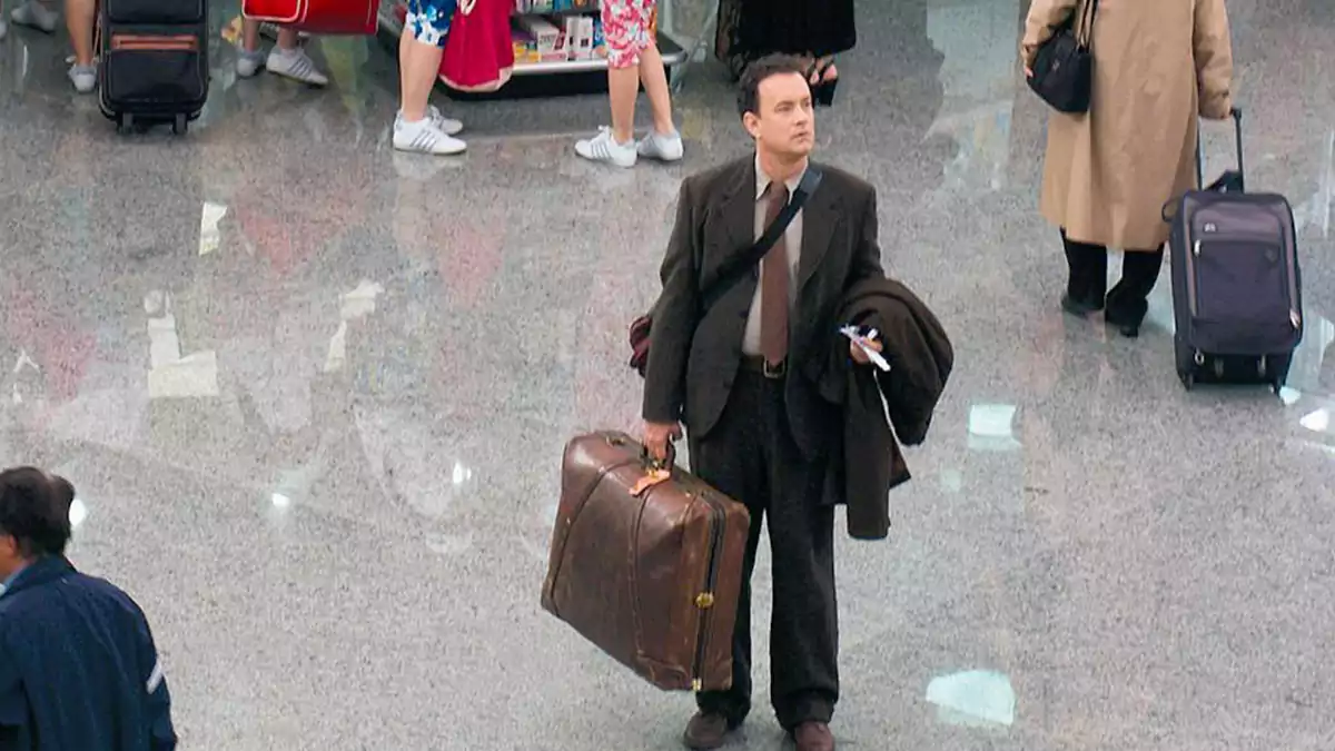 لقطة من فيلم The Terminal داخل المطار، فيلم ممتاز لتعلم اللغة الإنجليزية للمبتدئين من خلال مواقف يومية مترجمة.