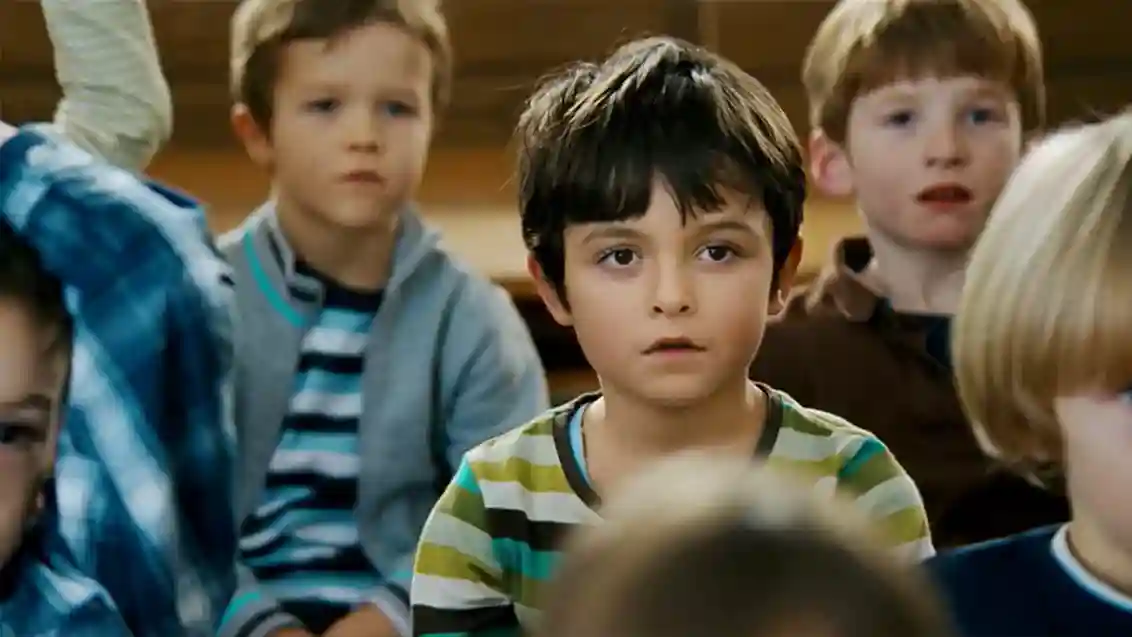 الصورة تضم مجموعة من الأطفال من فيلم Almanya: Willkommen in Deutschland لتعلم العبارات اليومية باللغة الألمانية