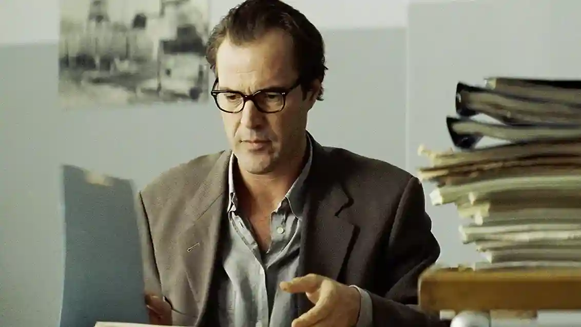 مشهد من فيلم حياة الآخرين يظهر أجواء المراقبة في ألمانيا الشرقية ويساعد على تعلم اللغة الألمانية الرسمية