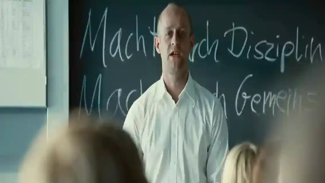 مشهد من فيلم The Wave يظهر طلابًا داخل الفصل ويساعد على تعلم المفردات الألمانية اليومية