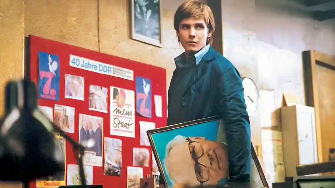 لقطة من فيلم Good Bye, Lenin تظهر الحياة اليومية في ألمانيا الشرقية وتُستخدم لتعلم اللغة الألمانية من خلال السياق الثقافي قائمة تضم أفضل 10 أفلام لتعلم اللغة الألمانية للمبتدئين والمتقدمين مع المميزات والعيوب ونصائح عملية لتحسين الاستماع والمفردات بطريقة ممتعة وفعالة.