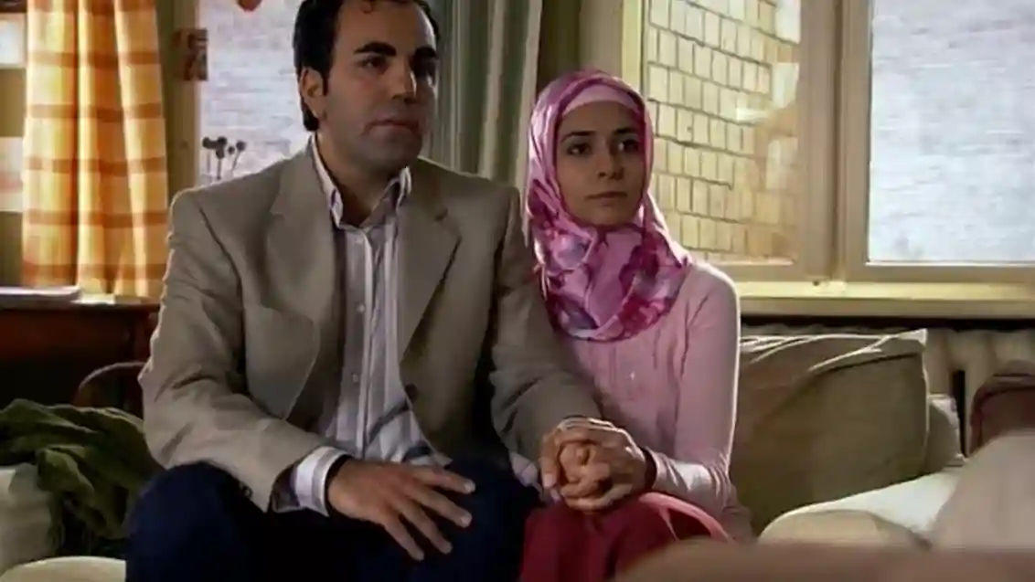 سكرين من داخل فيلم Türkisch für Anfänger لتعلم الألمانية وقائمة تضم أفضل 10 أفلام لتعلم اللغة الألمانية للمبتدئين والمتقدمين مع المميزات والعيوب ونصائح عملية لتحسين الاستماع والمفردات بطريقة ممتعة وفعالة.