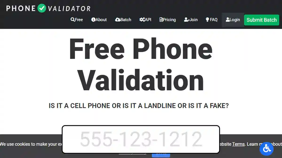 شاشة موقع PhoneValidator تعرض بيانات الشبكة ونوع الرقم بعد إدخاله للتحقق من صحته