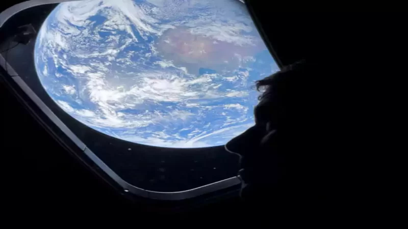 رواد فضاء ناسا داخل مقصورة أوريون أثناء مراقبة مسار الرحلة نحو القمر