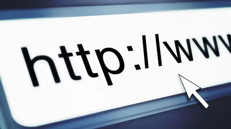 مؤشر الماوس ينقر على شريط عنوان المتصفح الذي يظهر بدايته بروتوكول http وشبكة www