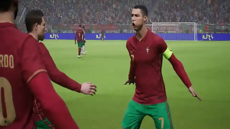 لقطة واقعية لمباراة كرة قدم داخل لعبة eFootball على جهاز PS4.